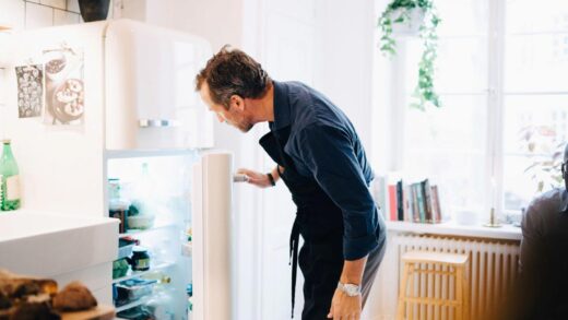Как устранить течь воды из морозильной камеры в холодильник